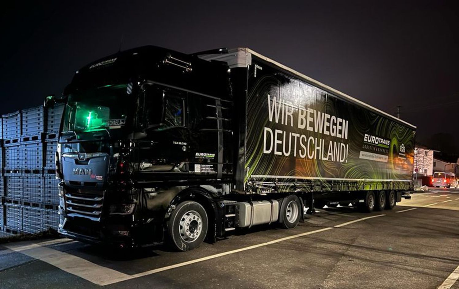 "Wir bewegen Deutschland!" Schriftzug auf einem LKW